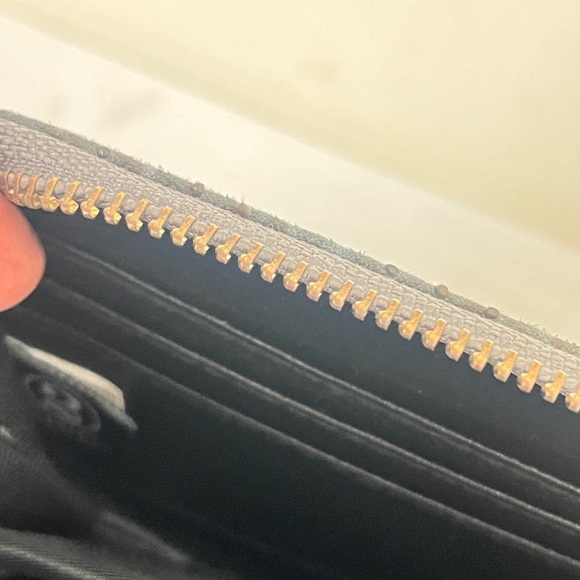 2 Chic Deconstructed  floral Faux Shagreen full Zipper Wallet. Green OS - Picture 3 of 12